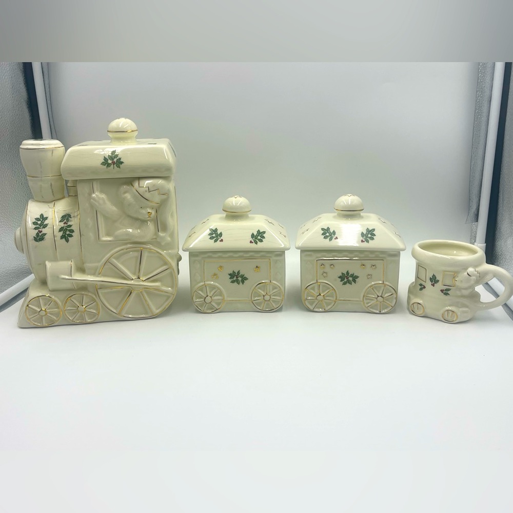 International Bazaar: 7pc Ceramic Canister Christmas Bear Holiday Train Display